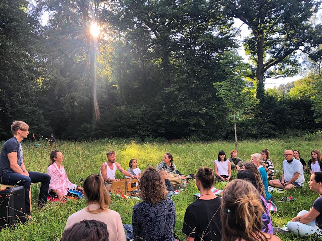 Outdoor kirtan-singen