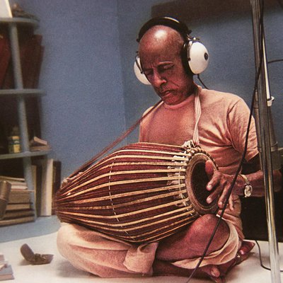 srila-prabhupada-spielt-mridanga